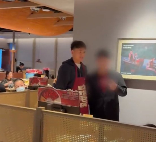 李昊火锅店被“捕获”！合影＋自曝小料配方，球迷：这菜单我背走了