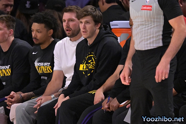 NBA季后赛G4：湖人客场第三节落后20+，自媒体急呼里夫斯G5复出