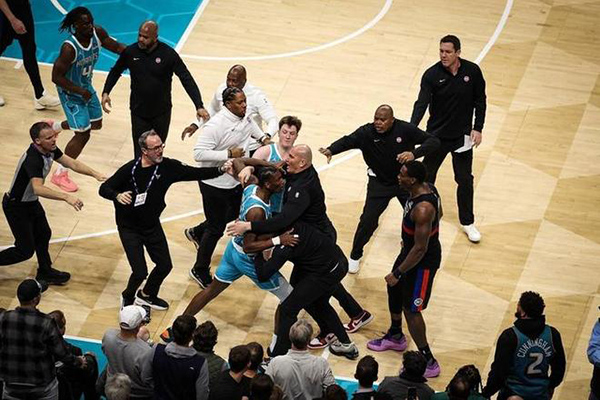 重磅重罚！NBA活塞黄蜂斗殴禁赛4人，损失近200万美元