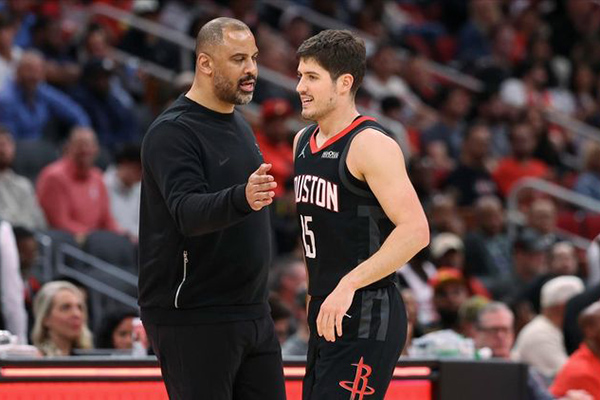 火箭大胜国王31分：谢泼德爆发成关键，首发位置引争议