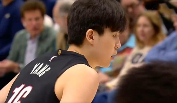 杨瀚森NBA赛场获短暂出场，双塔组合遭对手打反击波